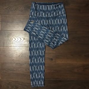 NWOT Lucy Blue Patterned 3/4 Leggings